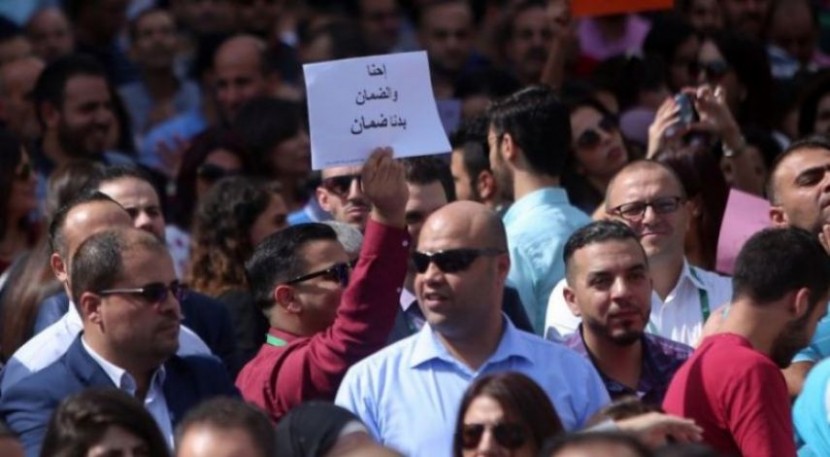 وقفة لموظفي بلدية نابلس رفضًا لقانون الضمان الاجتماعي
