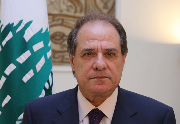 وزير العمل اللبناني يتحدى قرار الحكومة بشأن الفلسطينيين