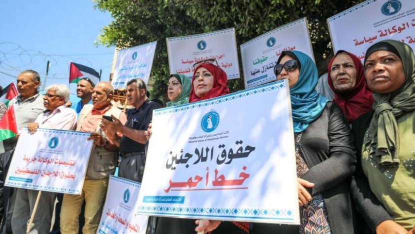 لاجئو مخيم النيرب يحتجون أمام مقر أونروا ضد قراراتها التقليصية