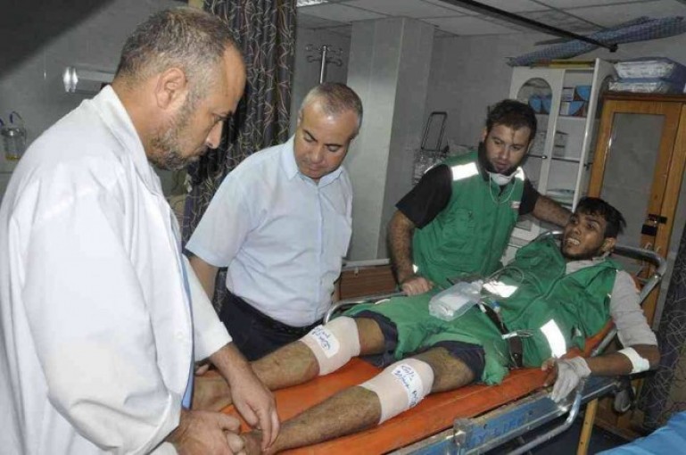 بالصور: الخدمات الطبية تتعامل مع 65 إصابة على حدود غزة وتستنكر استهداف طواقمها