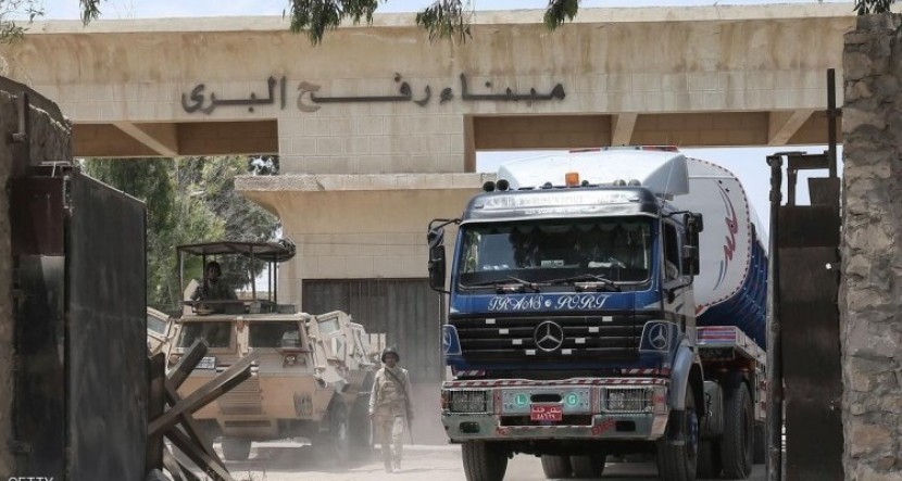 دخول 45 شاحنة محملة بالبضائع والوقود المصري لغزة