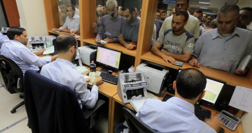 أموال المنحة القطرية تُغضب موظفي غزة.. ومطالبات خجولة للإضراب والمالية توضح
