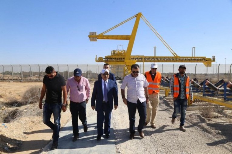 الوزير الحساينة يتفقد أعمال الإصلاحات في معبر كرم أبو سالم