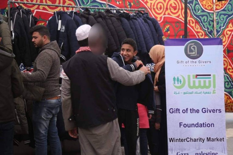 توزيع كسوة شتاء على 1100 طفل جنوب القطاع