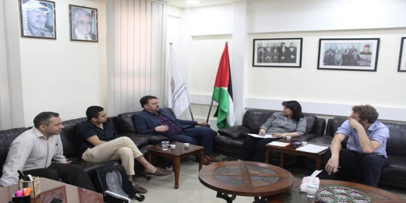 غرفة تجارة وصناعة محافظة الخليل تبحث التعاون مع الصليب الاحمر