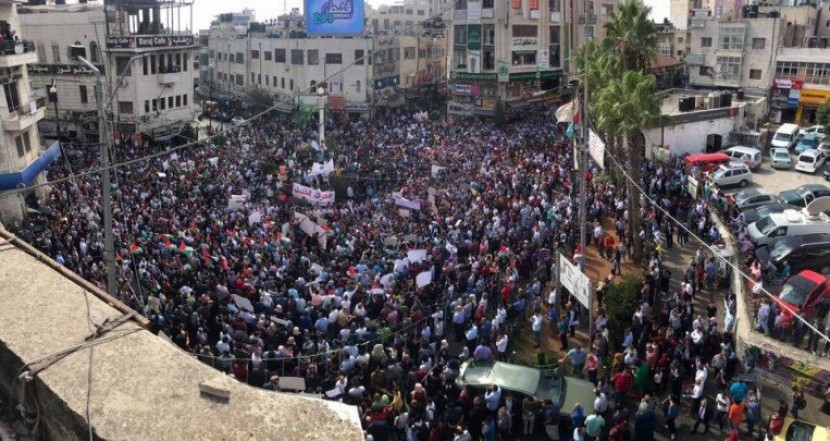 ربع شباب فلسطين راغبون في الهجرة