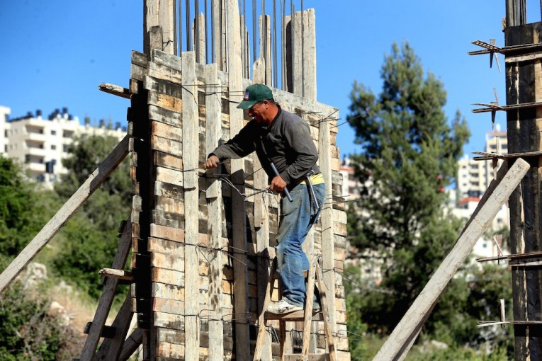قطاع الخدمات الأكثر تشغيلاً للعمال والموظفين في فلسطين
