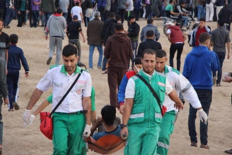 الخدمات الطبية تتعامل مع 42 إصابة في جمعة غزة صامدة ما بتركعش