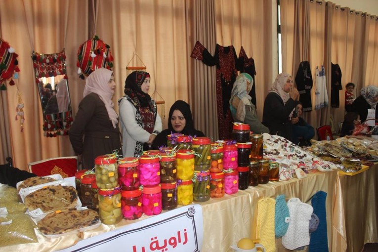 بازار لتسويق منتجات امهات الاطفال ذوي الاعاقة بمدينة دورا للتاكيد على قدراتهم على العمل