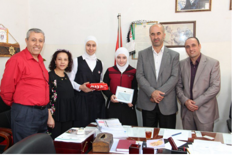 المشروبات الوطنية تقدم جهازي تابلت للطالبات المتفوقات بمسابقة الطالب المبرمج