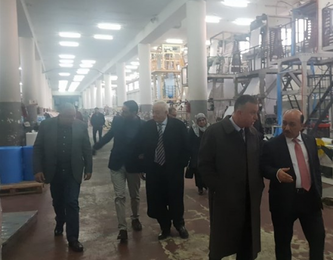 وفد وزاري يطلع على واقع الصناعات البلاستيكية في الخليل