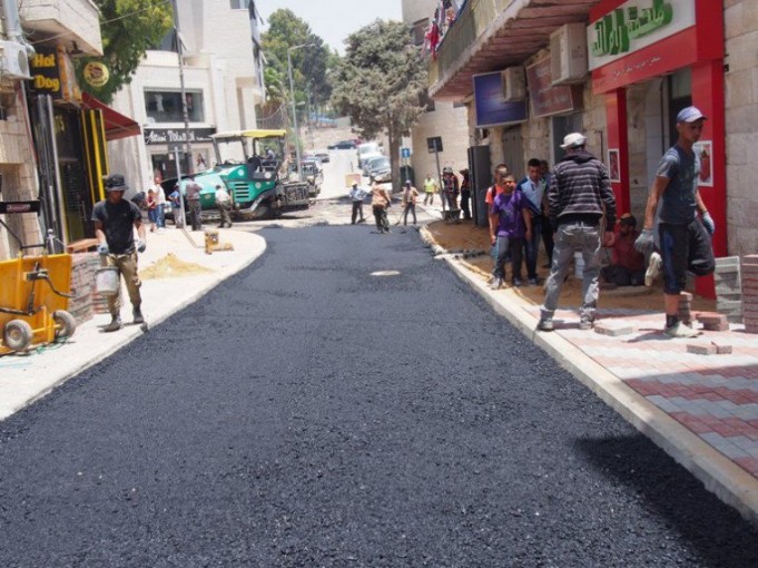 بلدية رام الله تعلن عن موعد انتهاء تعبيد الطريق الرئيسي وسط المدينة