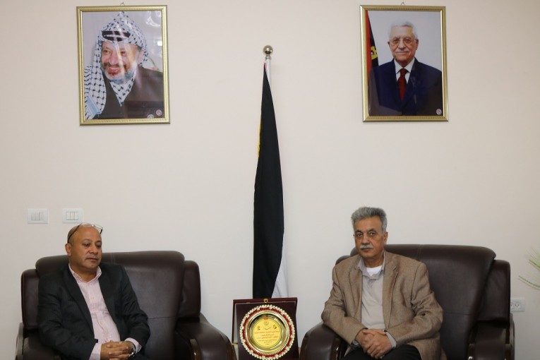 أبو هولي: سياسة الابتزاز المالي لن تُثني القيادة عن مواقفها المبدئية