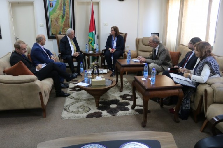 أبو شهلا يكشف عدد الأسر التي تعيش تحت خط الفقر والعاطلين عن العمل