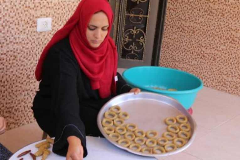 صناعة كعك العيد لإعالة الأسر الفقيرة في غزة