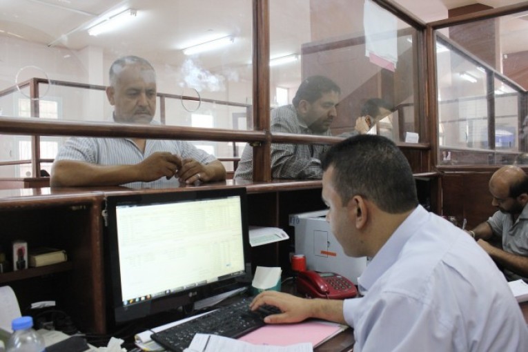 1025 على طاولة خدمات الجمهور في بلدية غزة