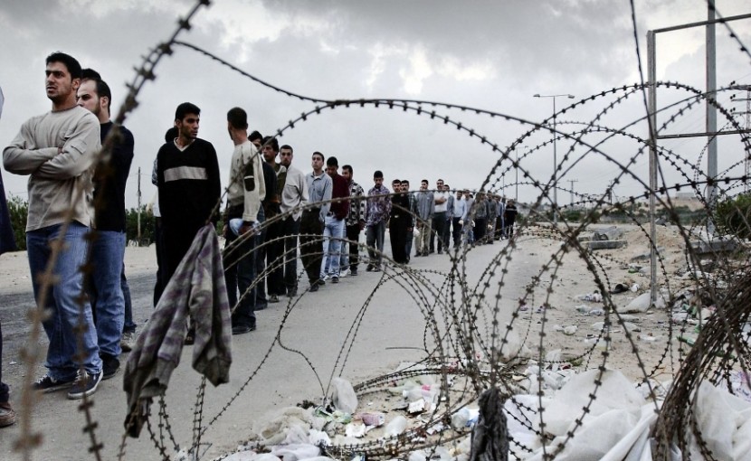 إسرائيل تحتجز 10 مليارات دولار من أموال العمال الفلسطينيين