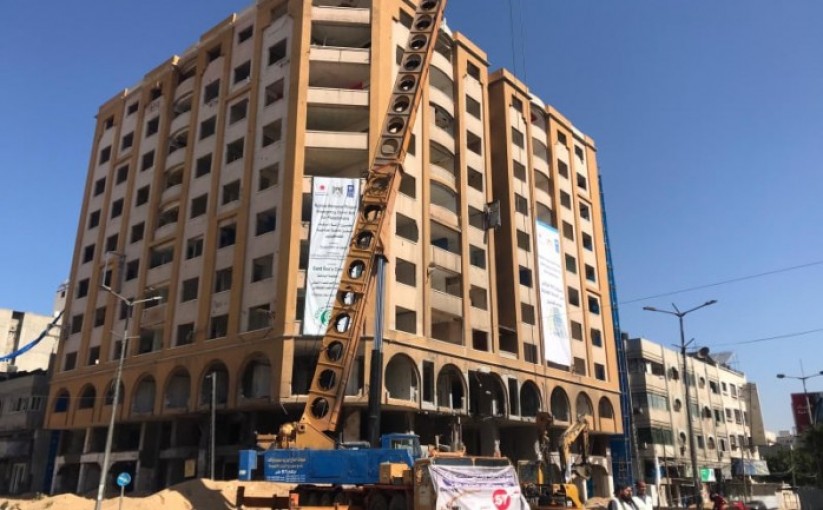 بدء إزالة برج الجوهرة وسط مدينة غزة