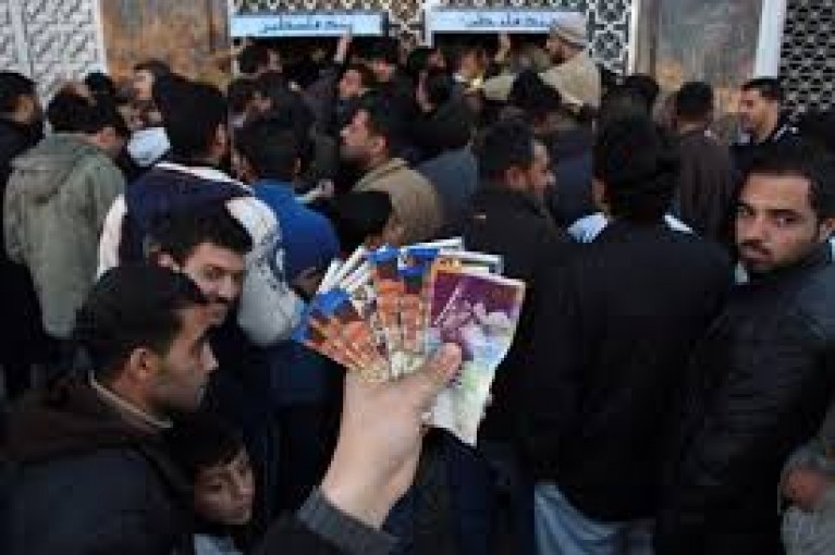 الحكومة ترفع نسبة صرف رواتب الموظفين بالضفة وغزة لـ 60%