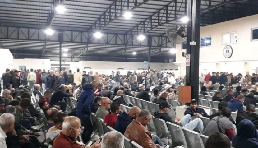 مئات العمال والتجار يتوجهون إلى معبر بيت حانون “إيرز” بعد قرار فتحه
