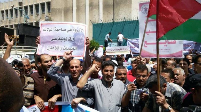 اعتصام للاجئين الفلسطينيين من سورية بالأردن أمام مقر أونروا