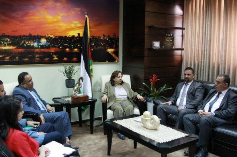 الكيلة تبحث مع السفير الهندي بناء مستشفى في بيت ساحور