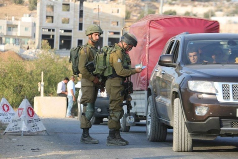 حواجز الاحتلال تكبد الفلسطينيين خسائر بــ400 مليون دولار في السنة