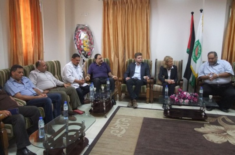 د. عباس يُطلع ممثلة الخارجية النرويجية علي الوضع الصحي لمجمع الشفاء