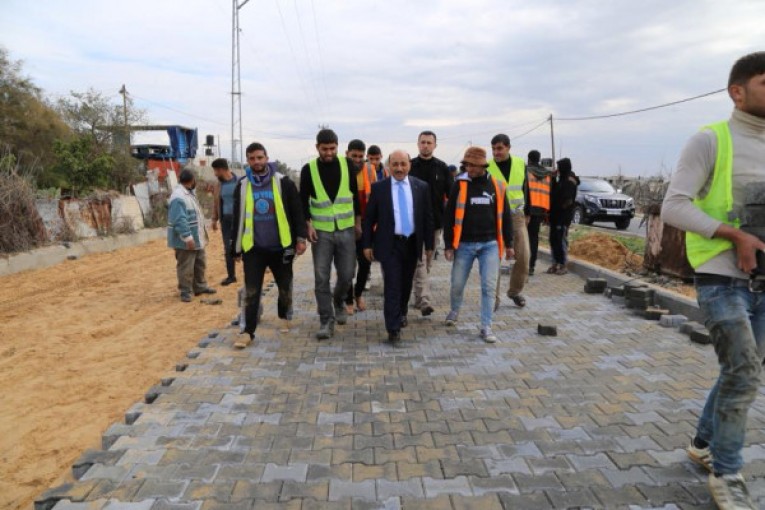 الوزير الحساينة يتفقد أعمال التأهيل والتطوير في شارع 10 جنوب شرق غزة