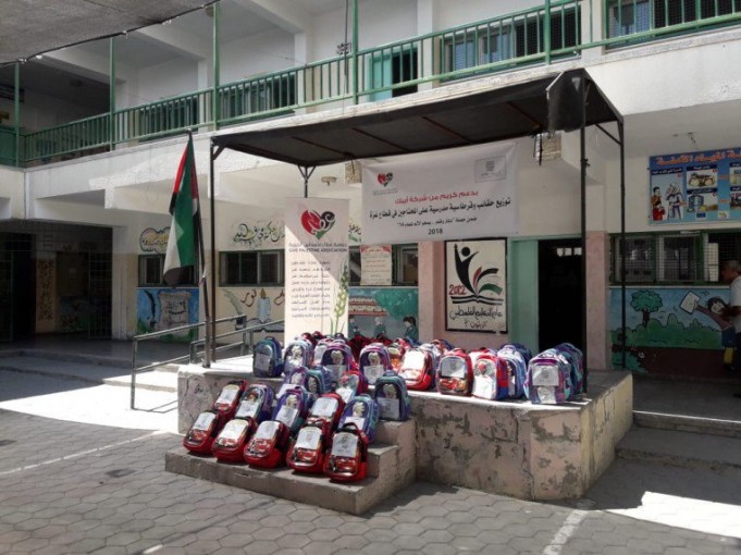جمعية عطاء فلسطين الخيرية تشرع في توزيع حقائب وقرطاسية في قطاع غزة