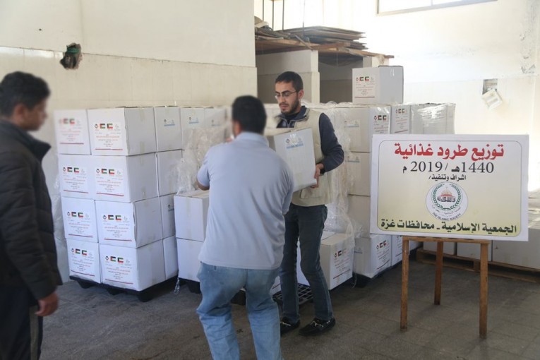 الإسلامية توزع 207 طرد غذائي على الأسر الفقيرة