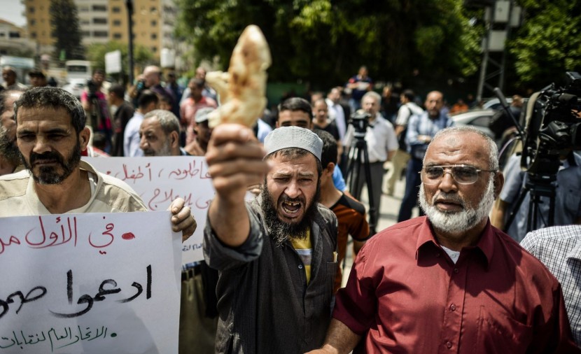 مئات العمال والعاطلين عن العمل يتظاهرون احتجاجا على أوضاعهم في غزة