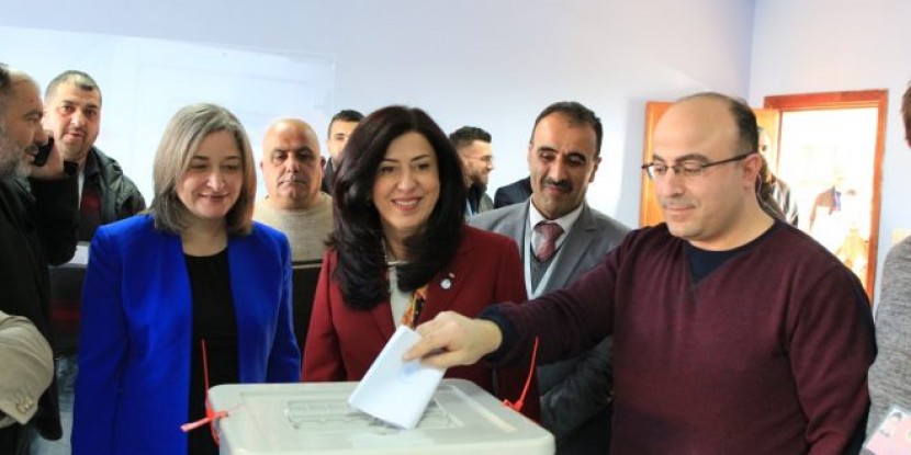 لجنة الانتخابات المركزية تعلن نتائج انتخابات غرفة تجارة و صناعة محافظة الخليل بنسبة اقتراع 85.9%