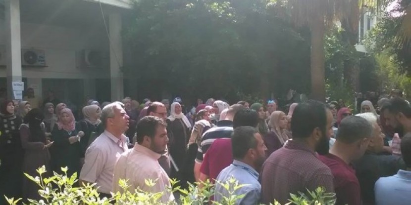 مئات الموظفين الغاضبين في غزة يحاصرون مدير العمليات بالأونروا ويطالبونه بالرحيل