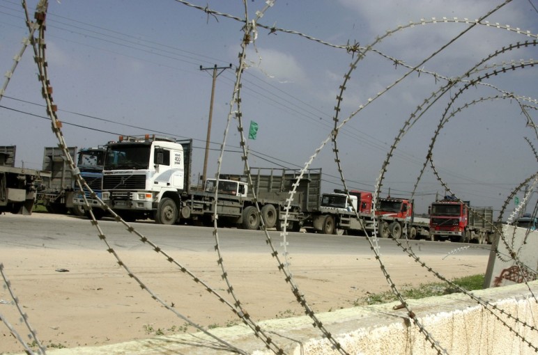 سكان كرم أبو سالم يتجمعون لمنع دخول الشاحنات لغزة