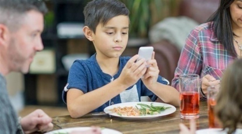 الأطفال يقضون وقتاً أطول بمنازلهم بفضل هواتفهم ولكن كيف؟