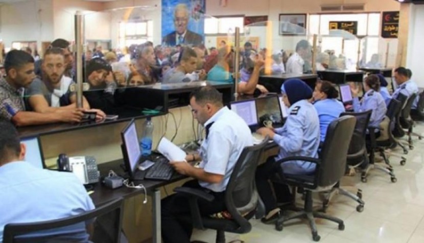 الاحتلال يمنع 37 مواطناً من السفر عبر معبر الكرامة