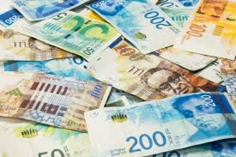 أسعار صرف الدولار والدينار مقابل الشيكل اليوم الإثنين