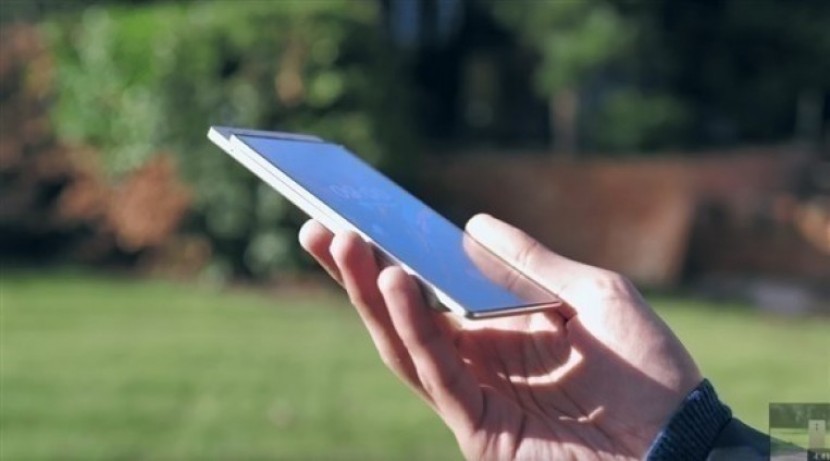 سامسونغ تطلق إعلاناً تشويقياً لهاتفها القابل للطي