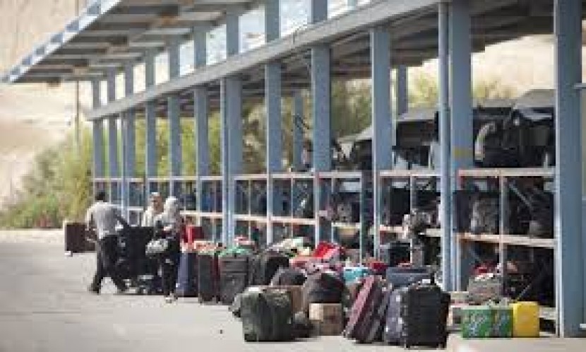 الاحتلال يمنع سفر 10 مواطنين من معبر الكرامة