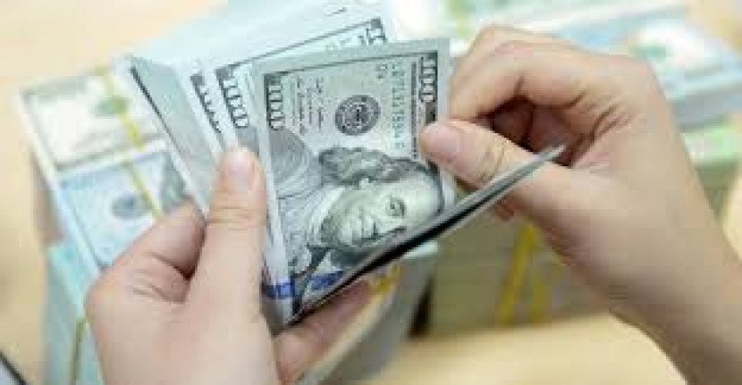 الدولار ينزل من أعلى مستوياته أمام الشيكل في عامين
