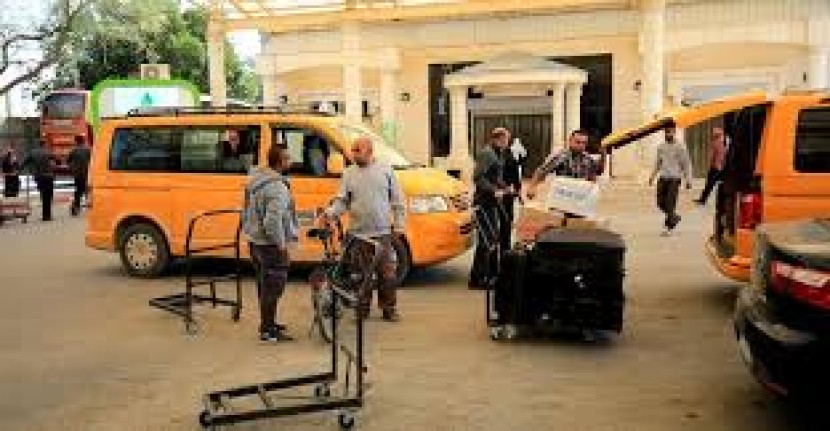 الاحتلال يمنع سفر 8 مواطنين من معبر الكرامة