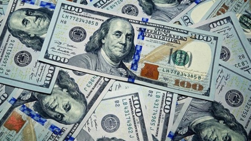 الدولار يواصل الهبوط من أعلى مستوى في عامين