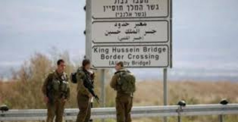 الاحتلال يمنع 14 فلسطينيًا من السفر عبر معبر الكرامة