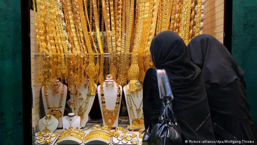 الذهب يتراجع متأثرا بقوة الدولار