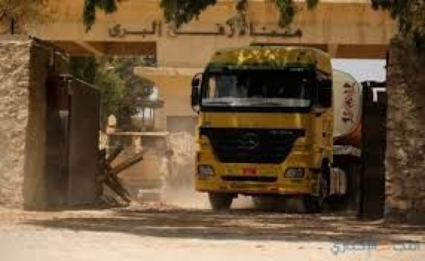 السلطات المصرية تسمح بإدخال 114 شاحنة محملة بالسلع لغزة