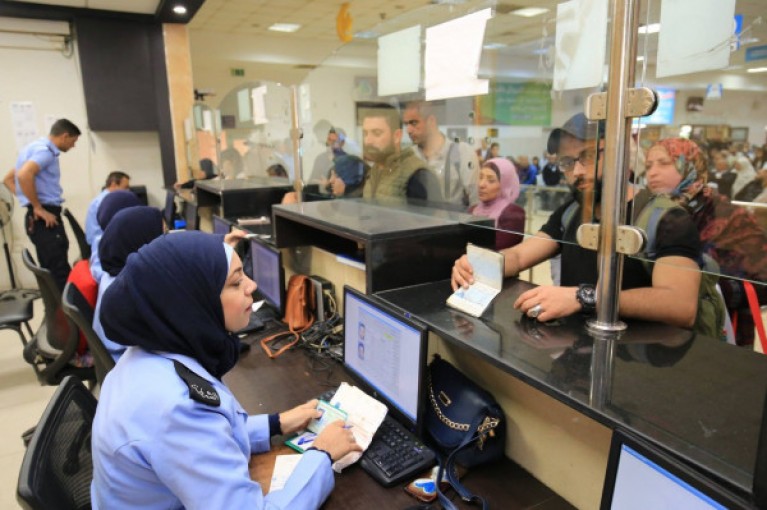 a 45 ألف مسافر تنقلوا عبر معبر الكرامة وتوقيف 206 مطلوبين الأسبوع الماضي