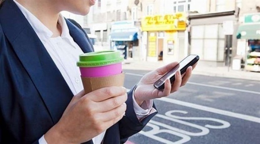 الهواتف المحمولة تجعلنا أقل رغبة في الابتسام للآخرين