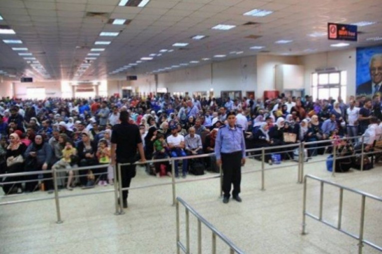 تنقل 5035 مسافرًا عبر معبر الكرامة والاحتلال يمنع سفر أربعة