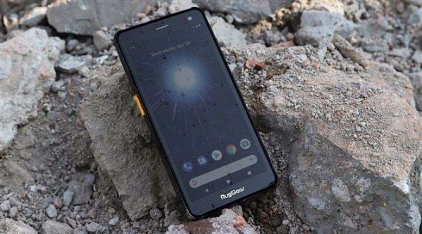 هاتف ذكي يقاوم الحرارة والسقوط على الخرسانة